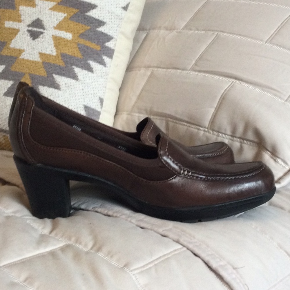 Size 8 Clark’s heeled loafer. Great condition.